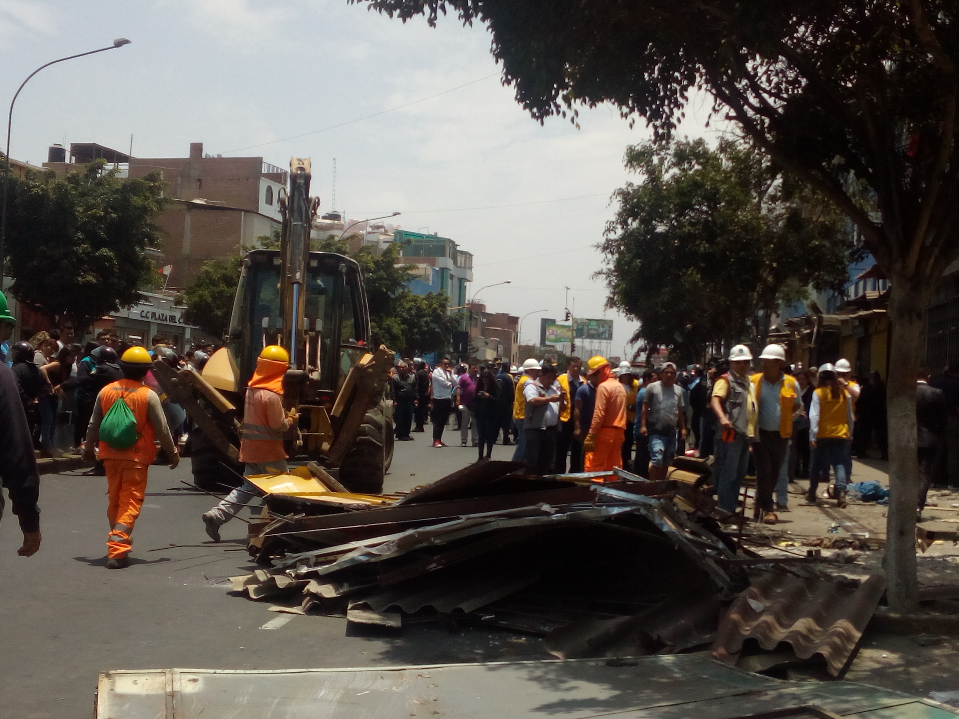 Trujillo: batalla campal frustra demolición de puestos en la cuadra 20 de la avenida España