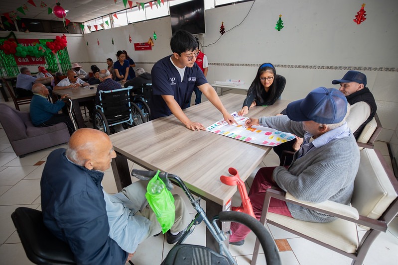 Becarios realizan voluntariado en casas de acogida para adultos mayores