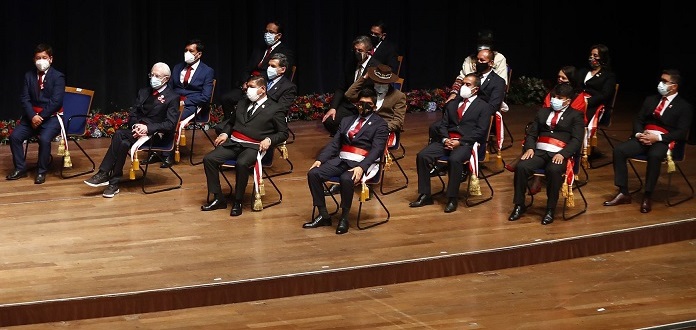 Juran sólo 16 ministros del gabinete en medio de crisis y deserciones 