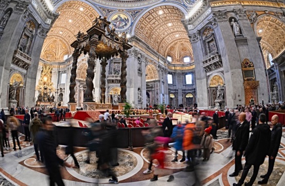 Miles desfilan en la basílica de San Pedro para despedir a Benedicto XVI      