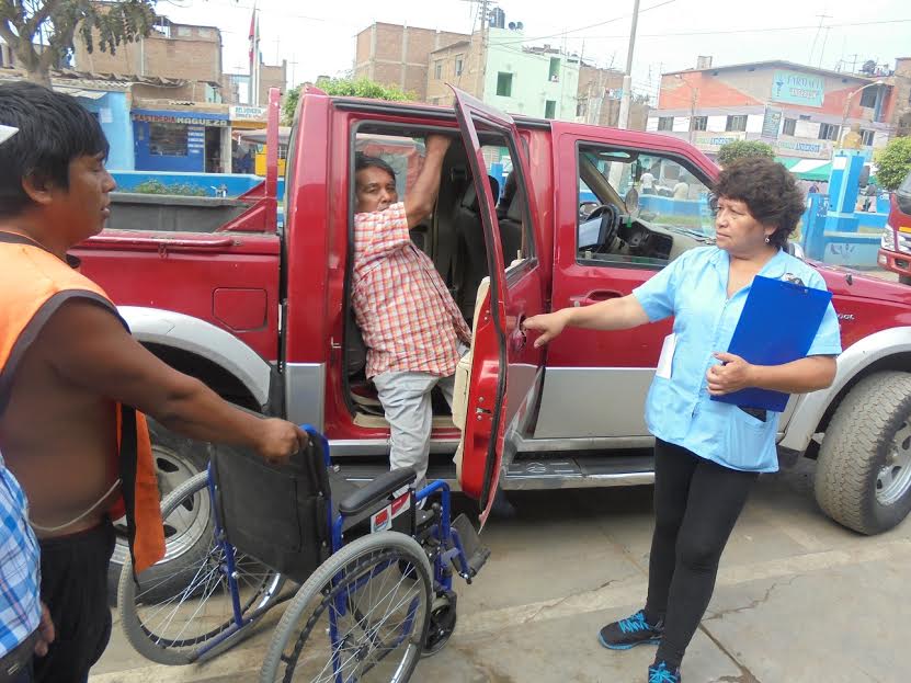 Trujillo: Beneficencia entrega ayuda a zapatero discapacitado y madre soltera