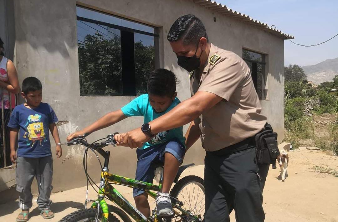 Laredo: policía cumple el sueño de un niño por Navidad 