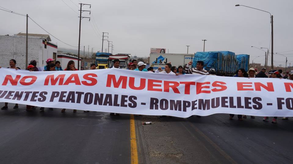 Pobladores de Miramar bloquean Panamericana Norte para exigir señalizaciones 