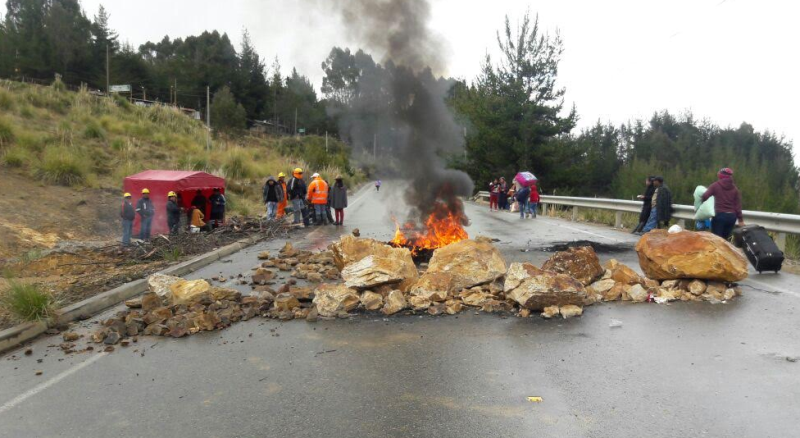 Mineros de Quiruvilca vuelven a bloquear carretera dejando varados a cientos de pasajeros