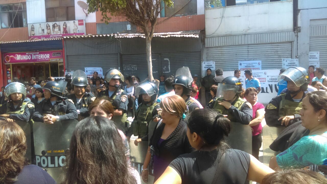 Comerciantes paralizan el tráfico por cierre de locales en av. España