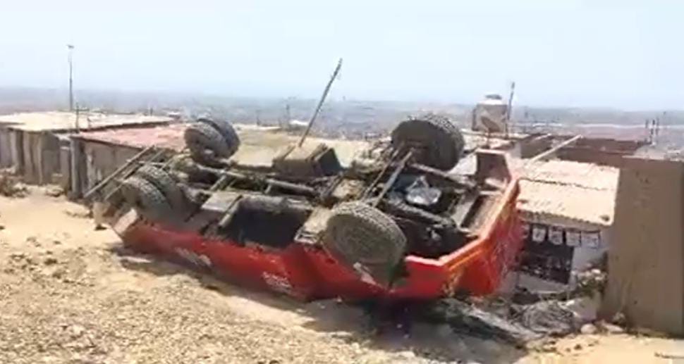 La Esperanza: cisterna de agua se vuelca y por poco impacta contra viviendas 