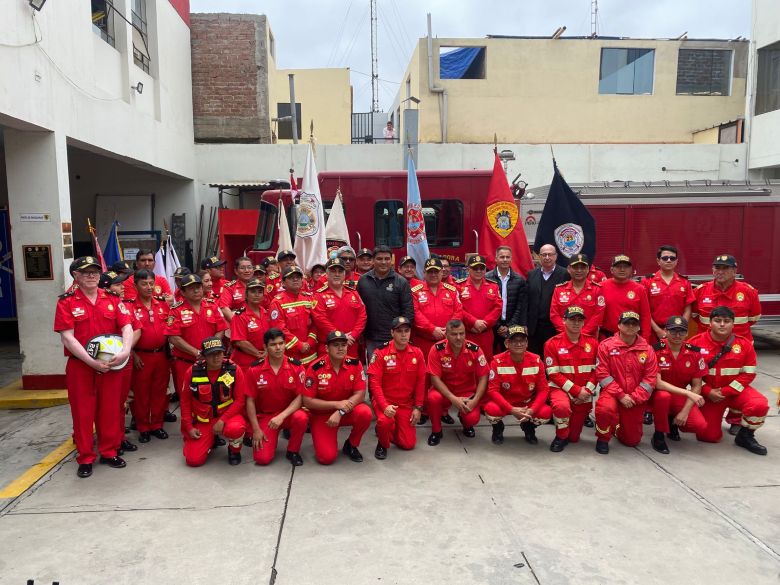 Trujillo: Bomberos recibieron donación privada de 25 uniformes contra incendios
