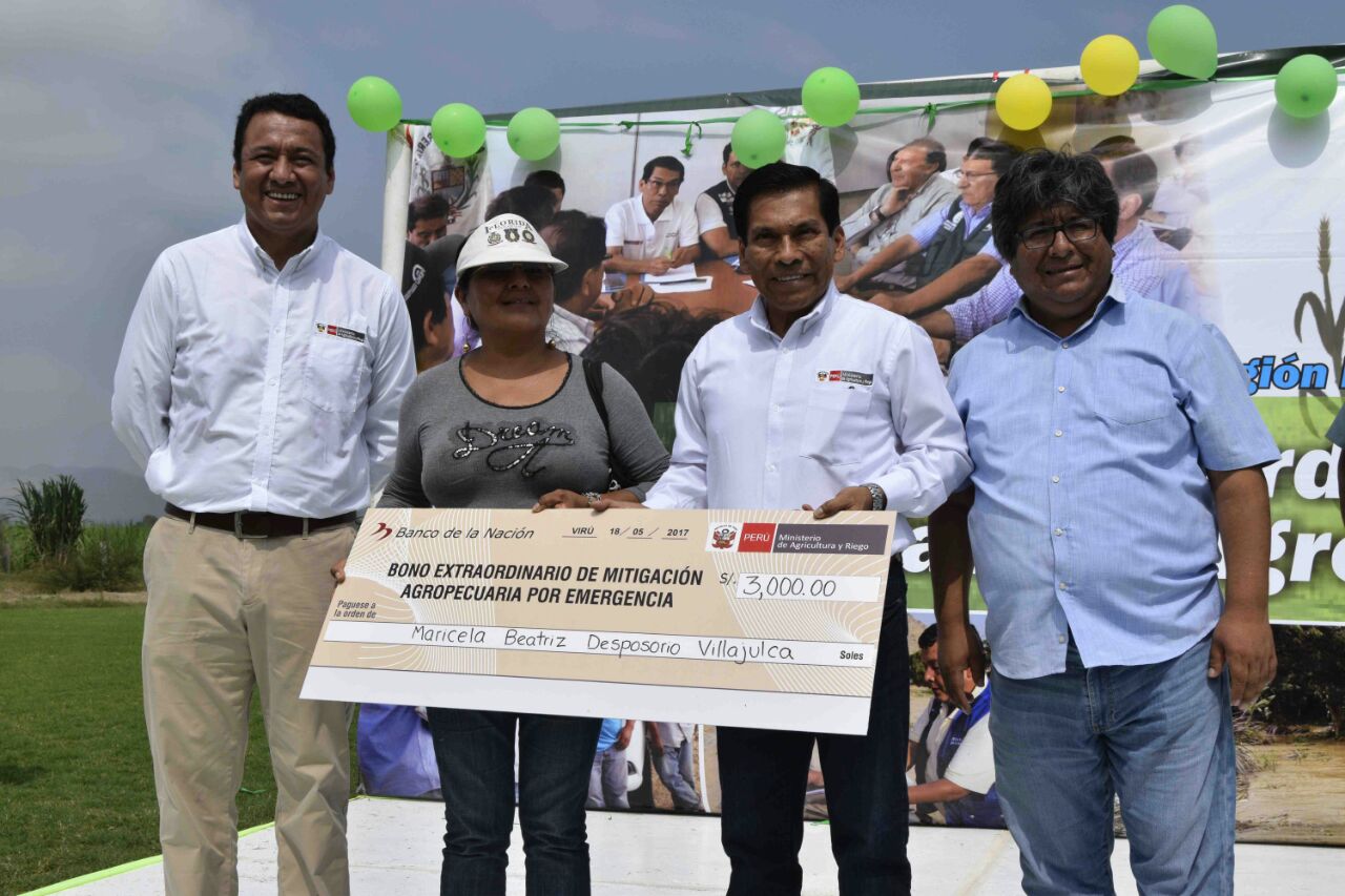 La Libertad: Ministro de Agricultura entrega 500 bonos de emergencia