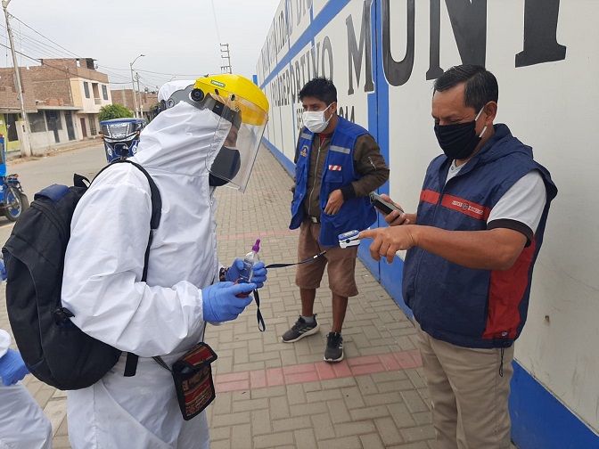 Brigada covid-19 realiza tamizaje a mototaxistas en Laredo