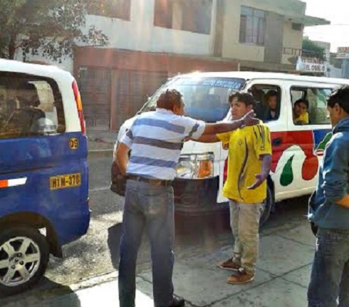 Serenos evitan que choferes de transporte público se agarren a golpes