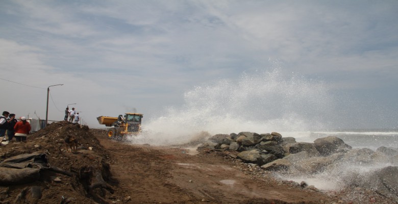 Defensa Civil de la MPT apoya en rehabilitación del enrocado de Buenos Aires