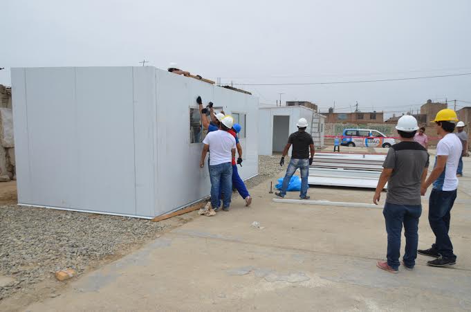 Alcalde de Víctor Larco verificó instalación de casas prefabricadas
