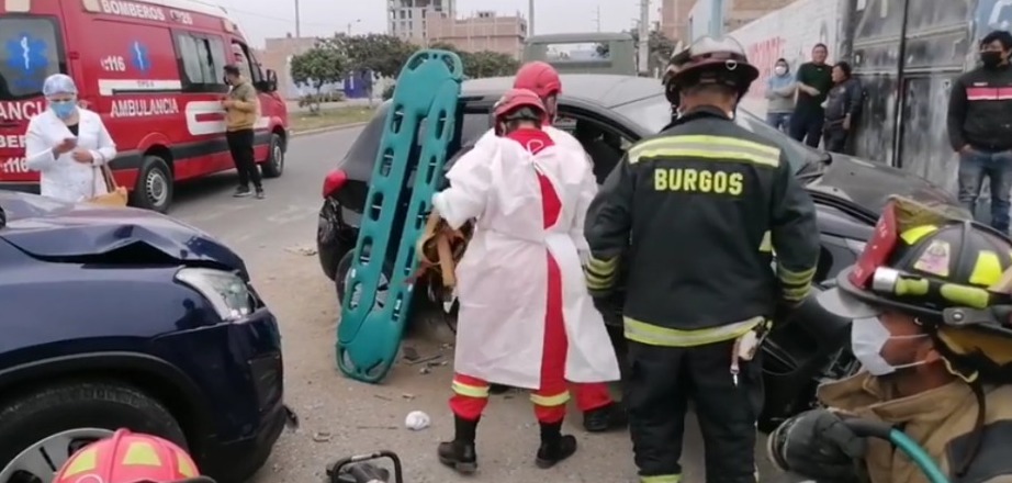 Trujillo: anciano queda atrapado dentro de automóvil en accidente de tránsito 