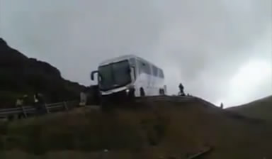 Cincuenta pasajeros salvan de caer a abismo en Santiago de Chuco