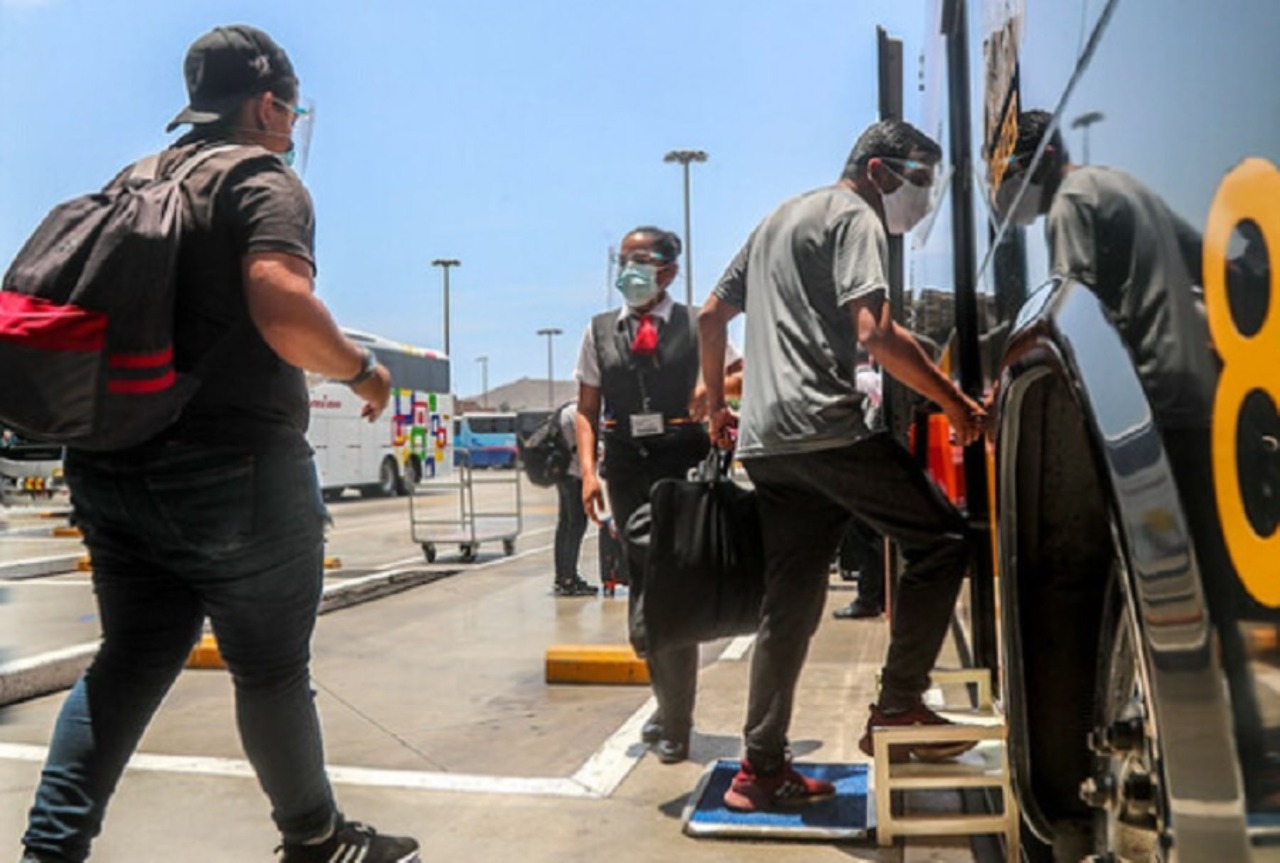 Feriado largo: uso de doble mascarilla es obligatorio para viajes interprovinciales