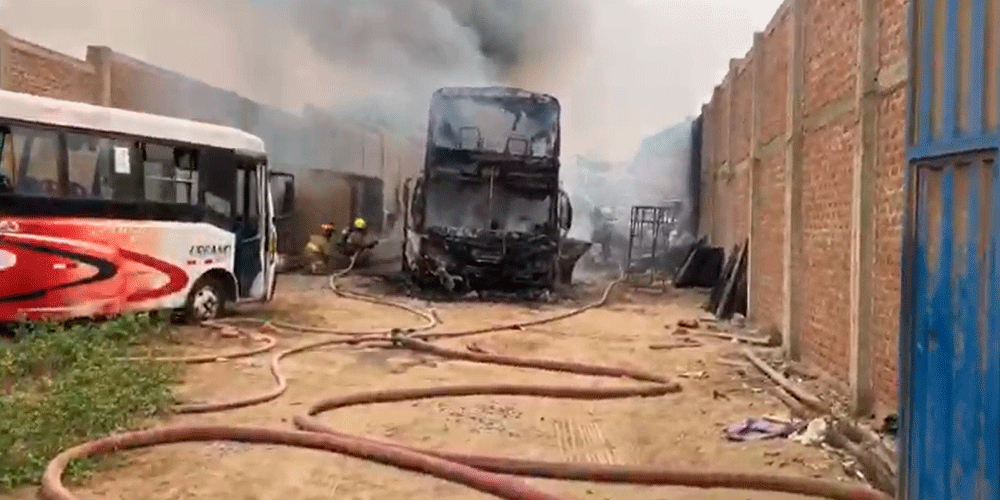 Bus se incendia dentro de cochera en centro poblado El Milagro