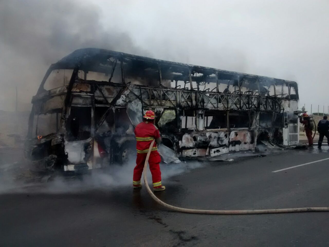 La Libertad: Bus se incendia y 60 pasajeros salvaron de milagro