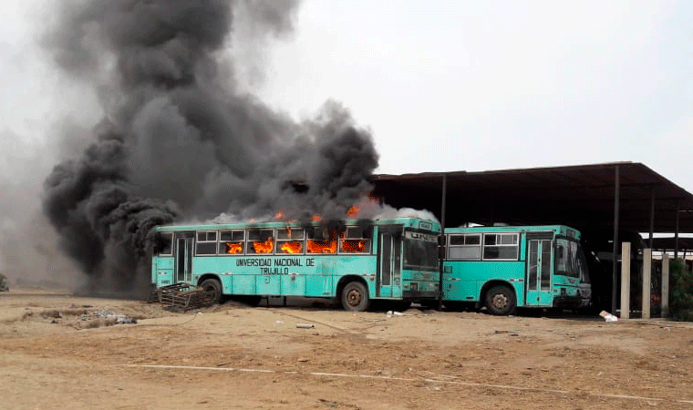 Buses se redujeron a cenizas en el interior de Universidad Nacional de Trujillo