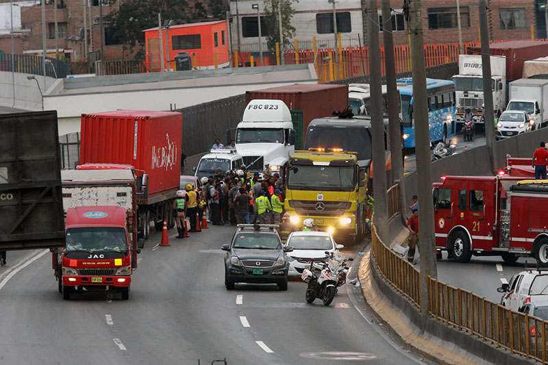 Bus incendiado procedente de Trujillo generó congestión vehicular en Vía de Evitamiento