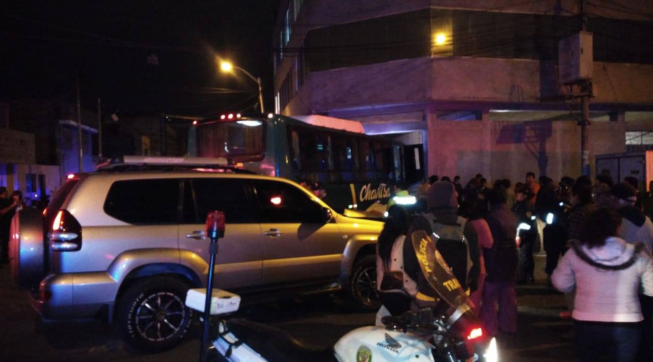 Bus que venía de Chao queda atrapado en casa por esquivar a camioneta