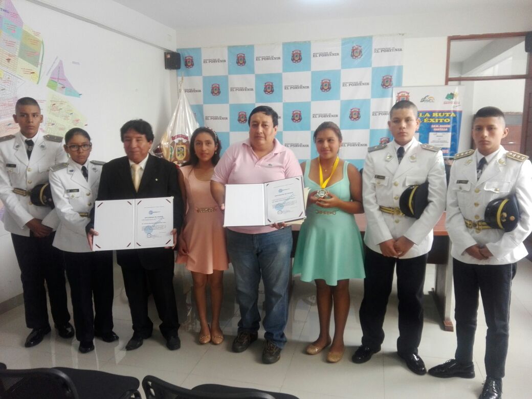 Alumnos ganan medallas de oro y bronce en concurso latinoamericano