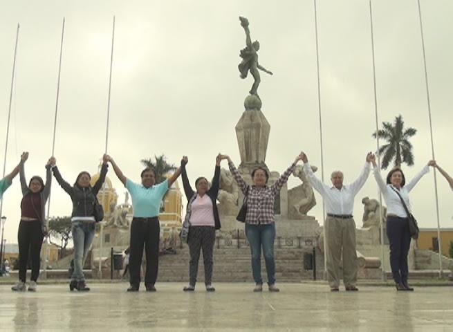 Forman cadena humana contra remodelación de Plaza de armas de Trujillo