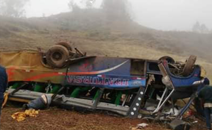 Más de 10 personas fallecen tras caída de bus a un abismo en Otuzco