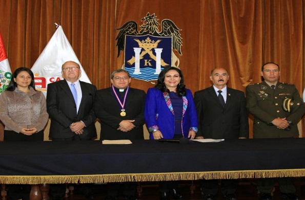 Entregan distinción a la Caja Trujillo por sus 30 años de servicio