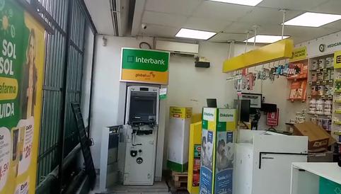 Ladrones atan soga a cajero y tratan de robarlo jalándolo con una camioneta