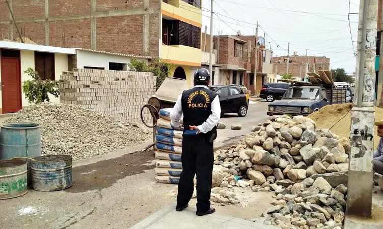 Los Jazmines: serenos reabren calle que había sido bloqueada con materiales de construcción 