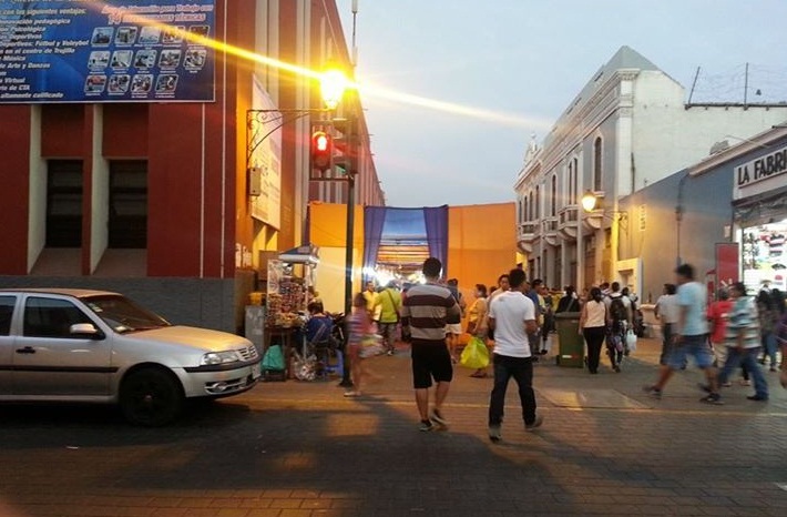 Comerciantes invaden la cuadra ocho del jirón Pizarro