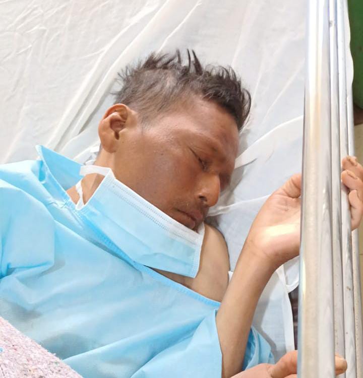 Buscan a familiares de joven que encontraron brutalmente golpeado en la vía pública