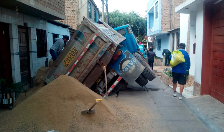 Trujillo: Ancianos casi mueren sepultados por material de construcción
