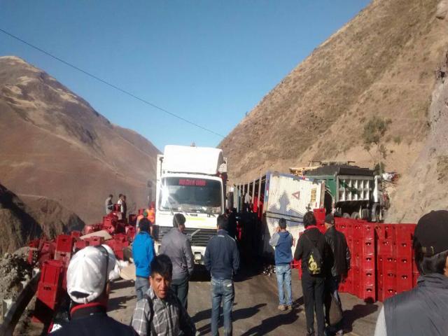 Otuzco: camión que transportaba 500 cajas de cerveza se volcó en la carretera