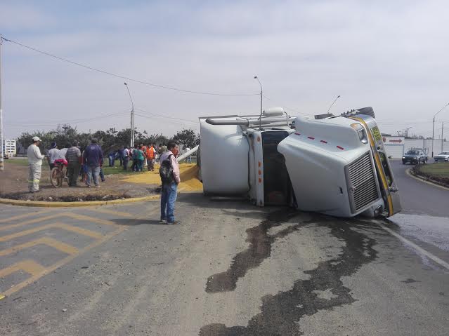 Camión que se dirigía a Casma volcó en el óvalo de Huanchaco