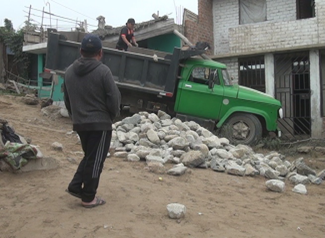 Volquete cargado de piedras casi mata a dos niños en La Esperanza