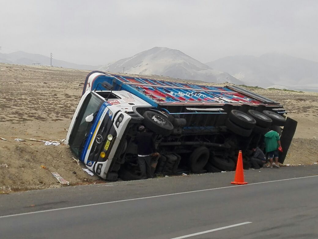 Camión que transportaba mandarinas a Trujillo volcó en la carretera Panamericana 