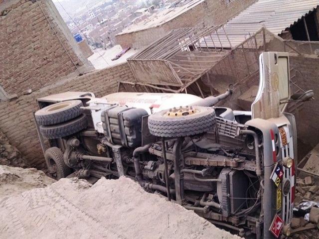 Camión que transportaba combustible cayó sobre una casa en “El Porvenir”