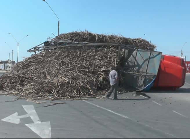 Camión de caña vuelca en óvalo Huanchaco