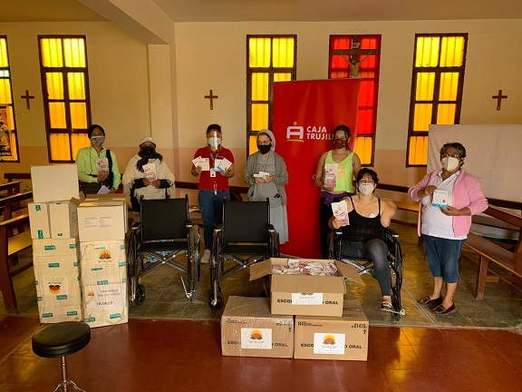 Caja Trujillo entrega sillas de ruedas en el marco de campaña “Reciclando Ando”