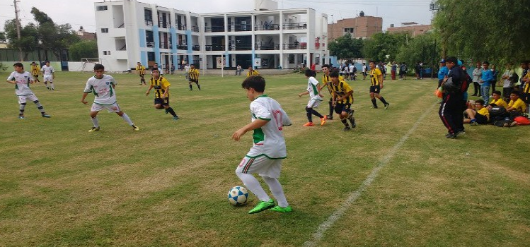 Equipos de fútbol del campeonato "Mi Cole 2016" pasan a octavos de final