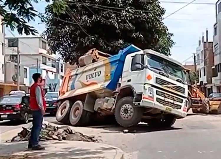  Trujillo: pista se abre y camión se queda atrapado en forado 