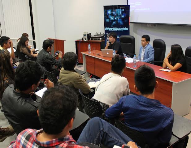 Universitarios realizan debate sobre utilidad de las redes sociales