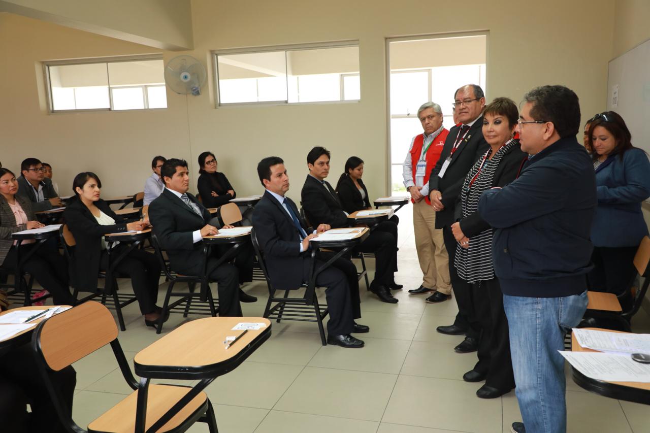 Más de cuatro mil profesionales rinden evaluación para ser auditores de la Contraloría