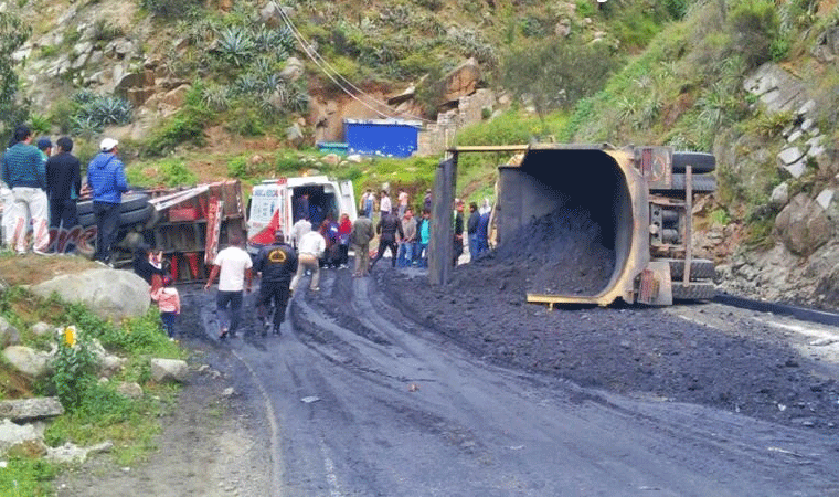 Otuzco: conductor muere en choque de volquete y camión