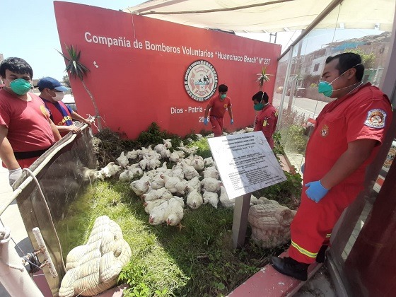Cáritas comparte 400 pollos con el Ejército Peruano y Bomberos