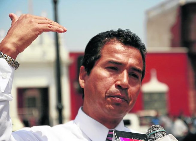 “Si Acuña renuncia para postular a la presidencia, se confirmaría que estafó a los electores”