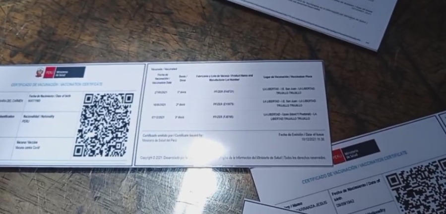 Negocios se reinventan e imprimen y enmican carnets de vacunación frente a la Universidad Nacional de Trujillo 