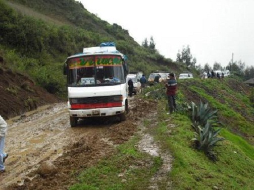 Restringen tránsito vehicular hacia Otuzco debido a derrumbes