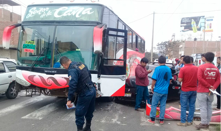 Taxista choca contra bus de Cartavio en avenida América Oeste